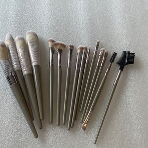 SET OF 15 QUALITY MAKEUP BRUSHES NIP